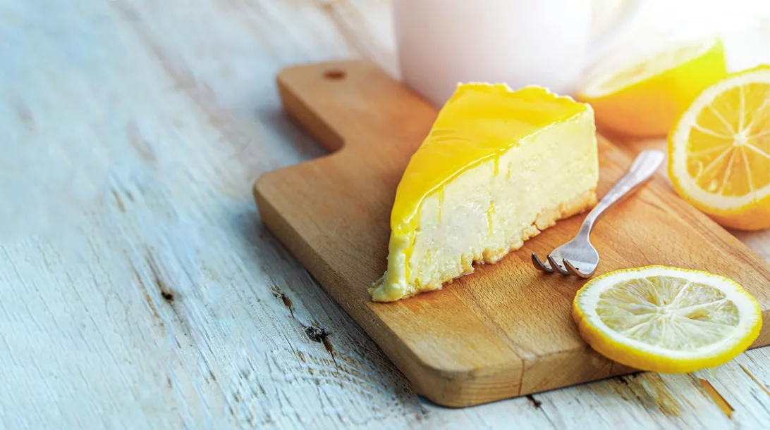 Καλοκαιρινό cheesecake λεμόνι: Η εύκολη συνταγή με ελάχιστη ζάχαρη