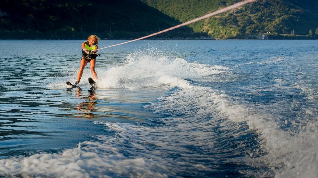 Η ISDIN συμμετέχει στον μεγαλύτερο Παγκόσμιο Αγώνα Θαλασσίου Σκι που γίνεται στην Ελλάδα