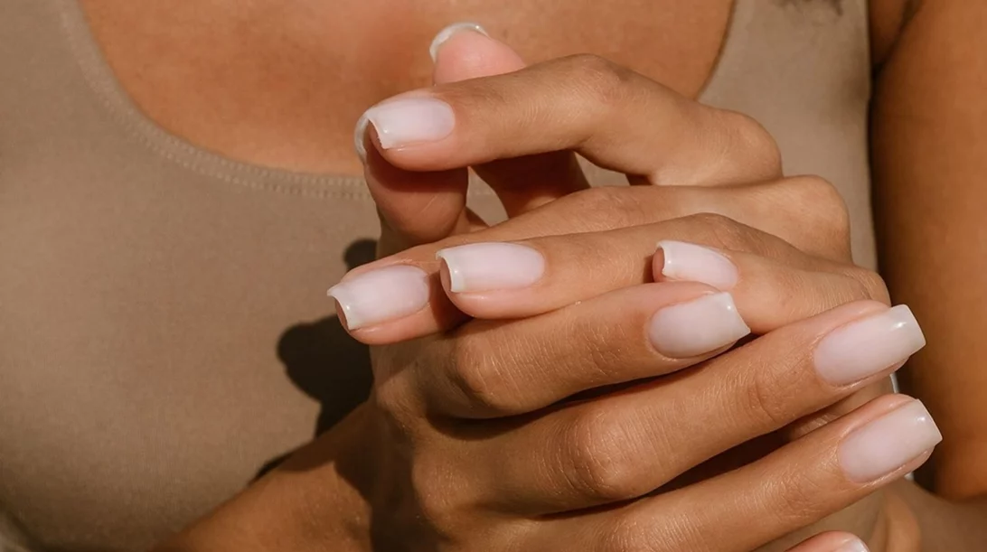 3 αποχρώσεις στο μανικιούρ που ταιριάζουν άψογα με μαυρισμένη επιδερμίδα