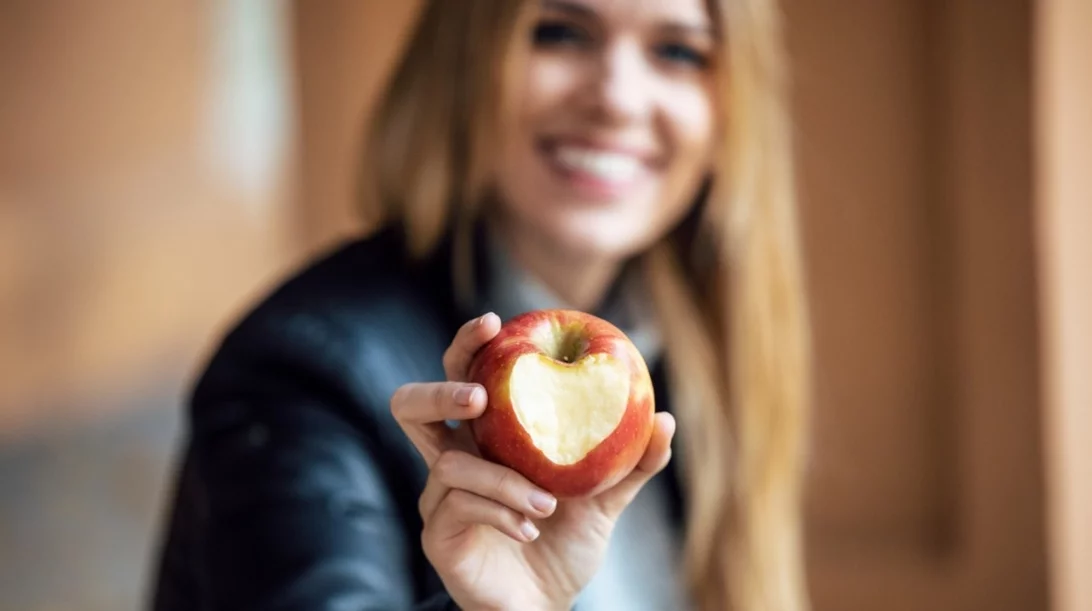 Ένα μήλο την ημέρα το γιατρό τον κάνει πέρα - Ισχύει;