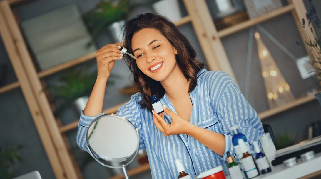 Smooth Operator: 5 οροί με AHAs και BHAs που θα ανανεώσουν την υφή και θα ξυπνήσουν τη λάμψη στην επιδερμίδα σoυ