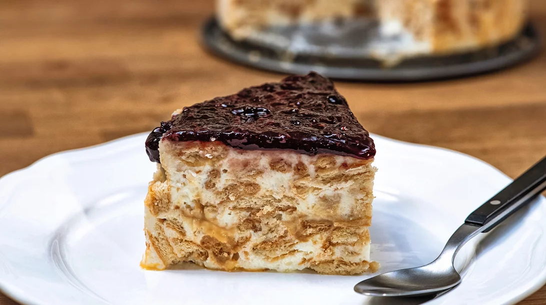 Πασχαλικό επιδόρπιο: Μπισκοτογλυκό ψυγείου με γιαούρτι και μαρμελάδα