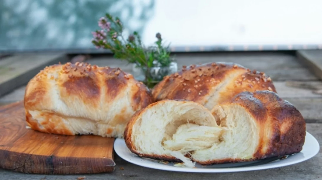 Αφράτα τσουρεκάκια χωρίς μίξερ & χωρίς ζάχαρη – Η φανταστικά εύκολη συνταγή