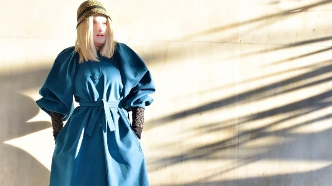 Η Ιωάννα Παλιοσπύρου πετά τη μάσκα της και αποκαλύπτει το πρόσωπό της