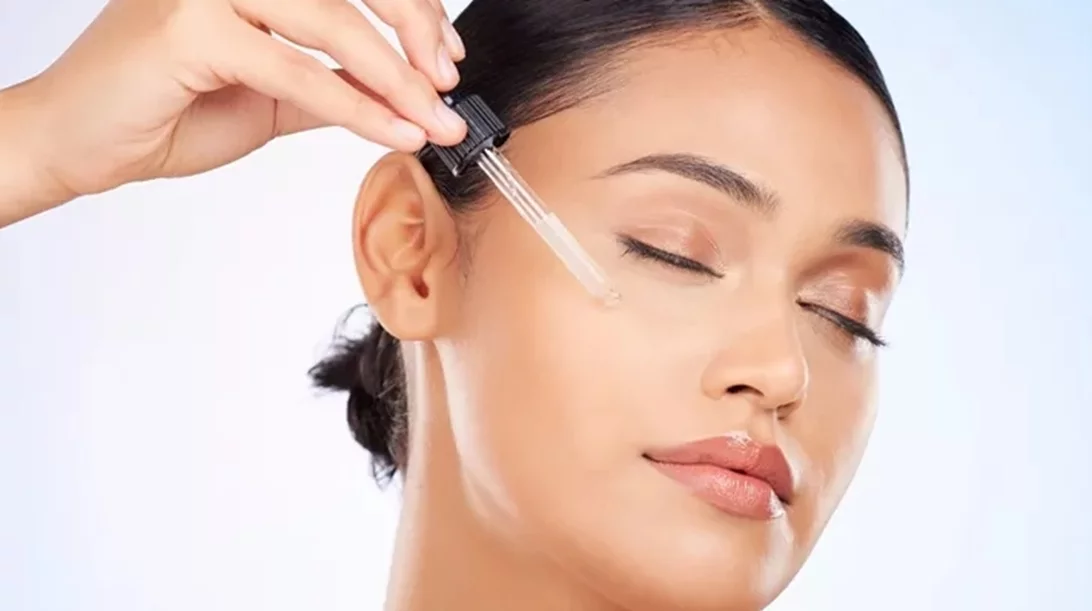 Goodbye Wrinkles: Οι καλύτεροι οροί προσώπου με ρετινόλη και υαλουρονικό οξύ