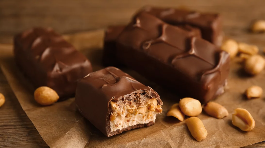 Snickers bites: Αν λατρεύεις τον συνδυασμό πίνατς με σοκολάτα τότε η συνταγή αυτή είναι για εσένα