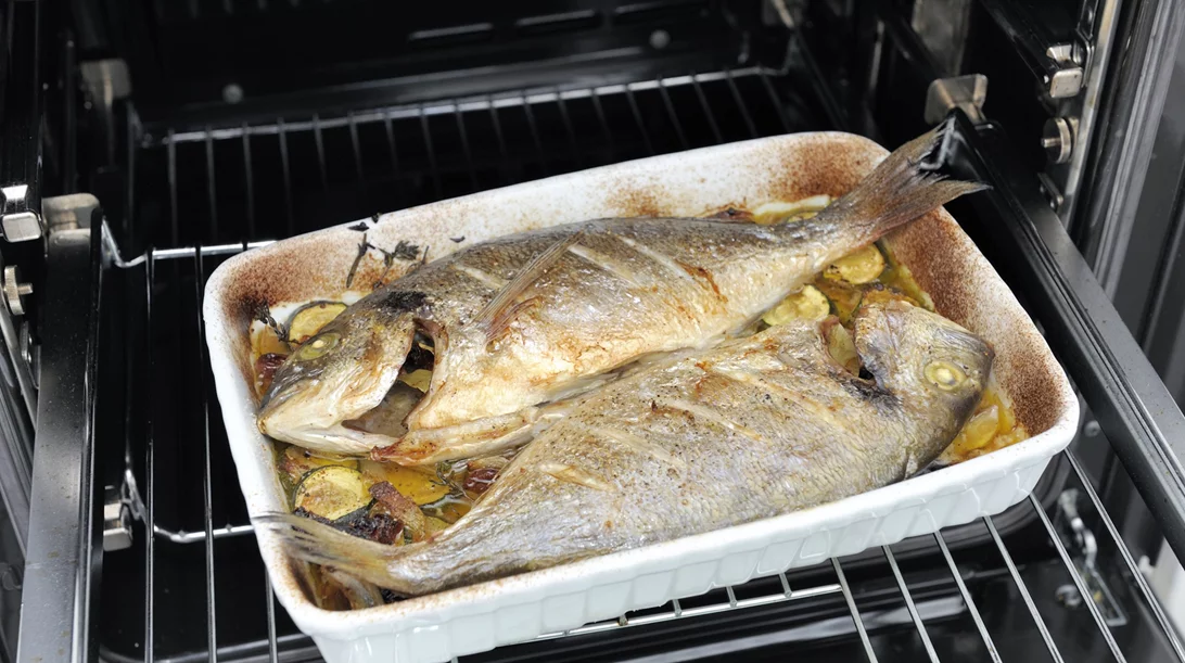 Μαγείρεψες ψάρια; O πιο εύκολος και γρήγορος τρόπος να μη μυρίζει το σπίτι