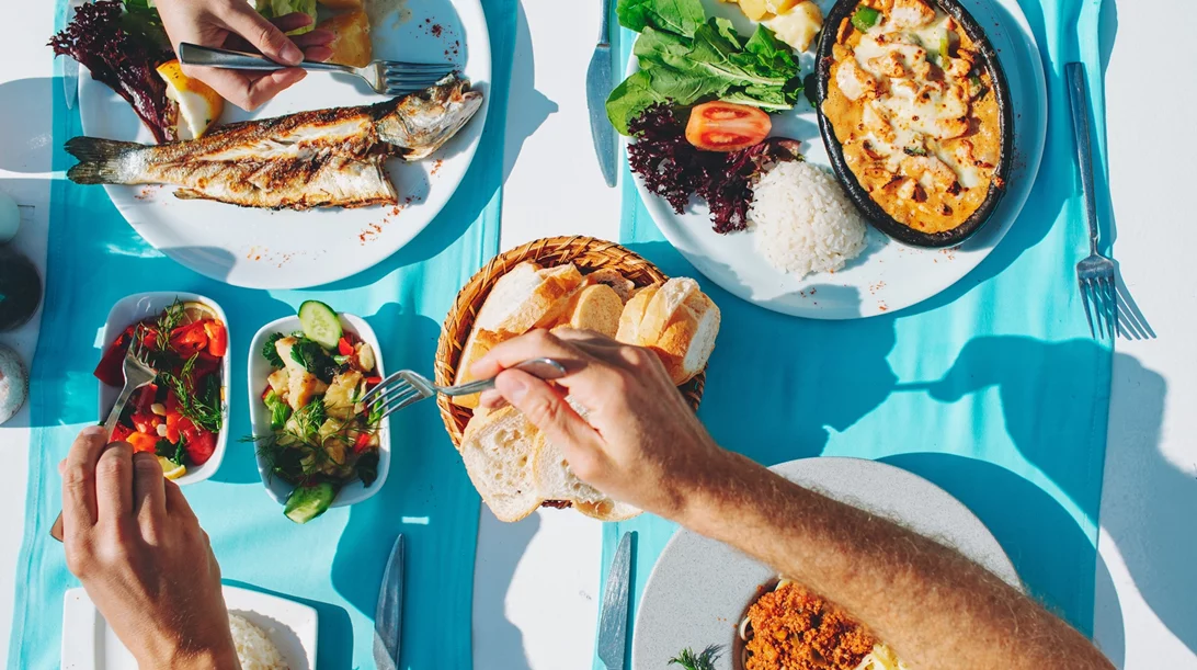 Μακροζωία | Τι τρώει ο άνθρωπος που ερευνά τις Μπλε Ζώνες;