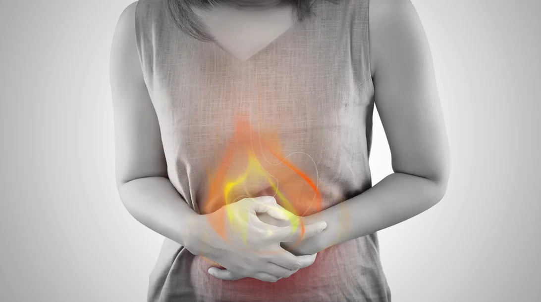 Καούρα και τη δυσπεψία | 6 τρόποι να τα αποφύγεις, σύμφωνα με γαστρεντερολόγο