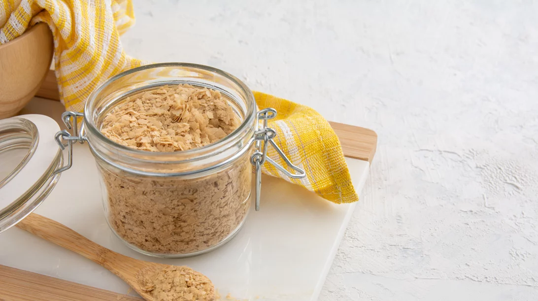 Πώς να φάω τη διατροφική μαγιά; 5 τρόποι να χρησιμοποιήσεις το "τυρί" των vegan