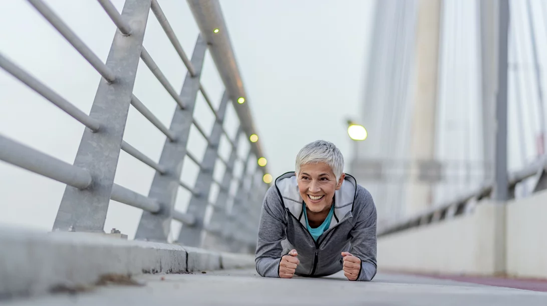 Μετά τα 50: Κάψε το επίμονο λίπος με 3 ασκήσεις