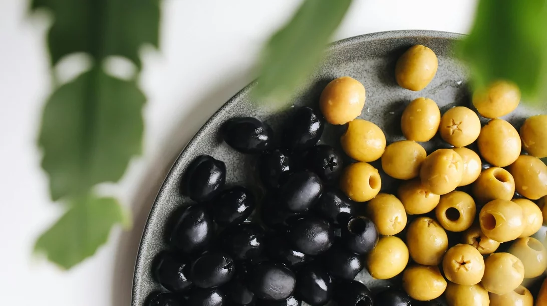 Σαφράν, ελιές, κ.α.: Οι 6 τροφές της Μεσογείου που προστατεύουν την καρδιά