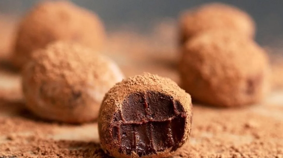 Πανεύκολα, vegan τρουφάκια με τρία υλικά: Υγιεινές, πεντανόστιμες μπουκίτσες με 40 θερμίδες