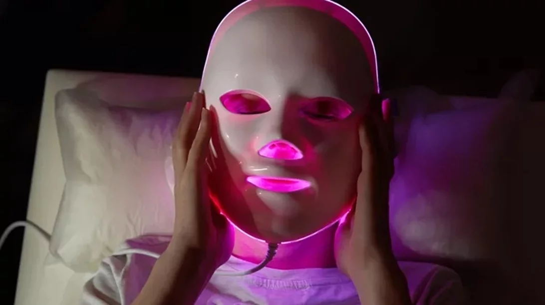 4 πολύ καλοί λόγοι για να επενδύσεις σε μια μάσκα LED για το πρόσωπό σου