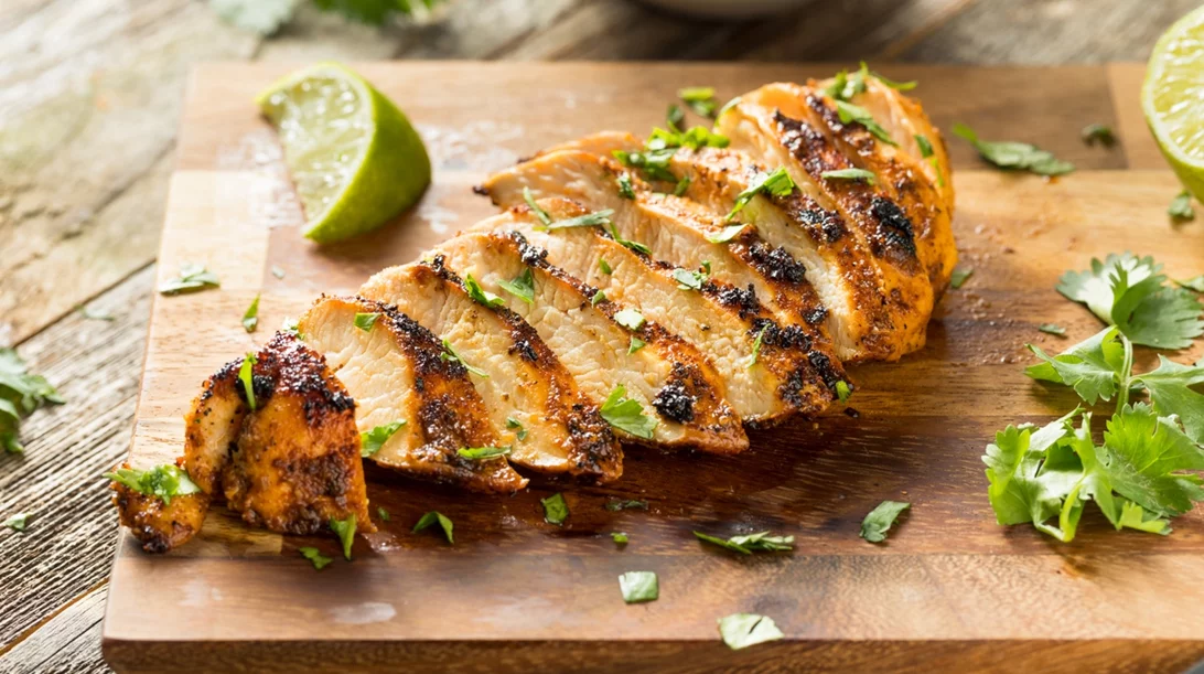 Όλοι το κάνουν, αλλά μπορεί να είναι επικίνδυνο – Το συχνό λάθος στο μαγείρεμα του κοτόπουλου