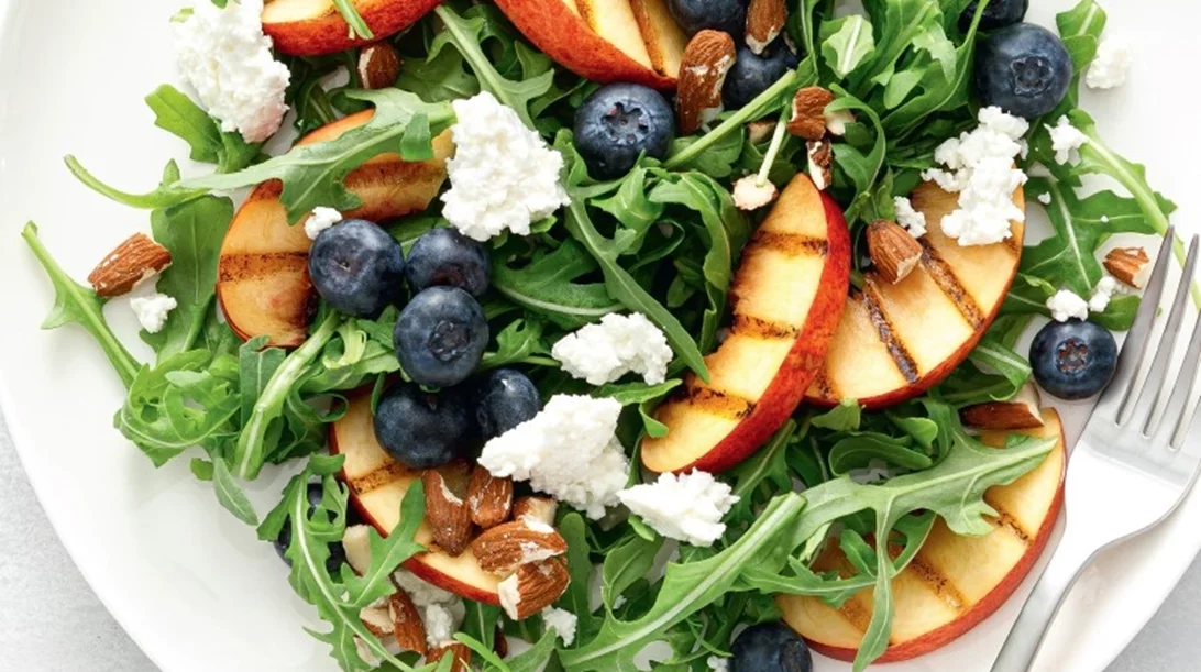 Πράσινη σαλάτα με ροδάκινο και διατροφική μαγιά