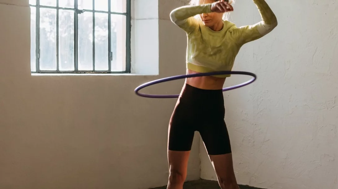 Kαιρός να ξεκινήσεις χούλα χουπ - Τα οφέλη του θα σε εκπλήξουν