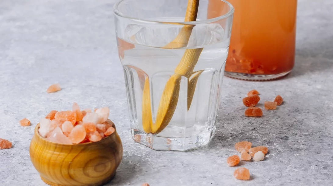 Solé water: Το αλάτι στο νερό όντως ενυδατώνει; Πότε είναι επικίνδυνο