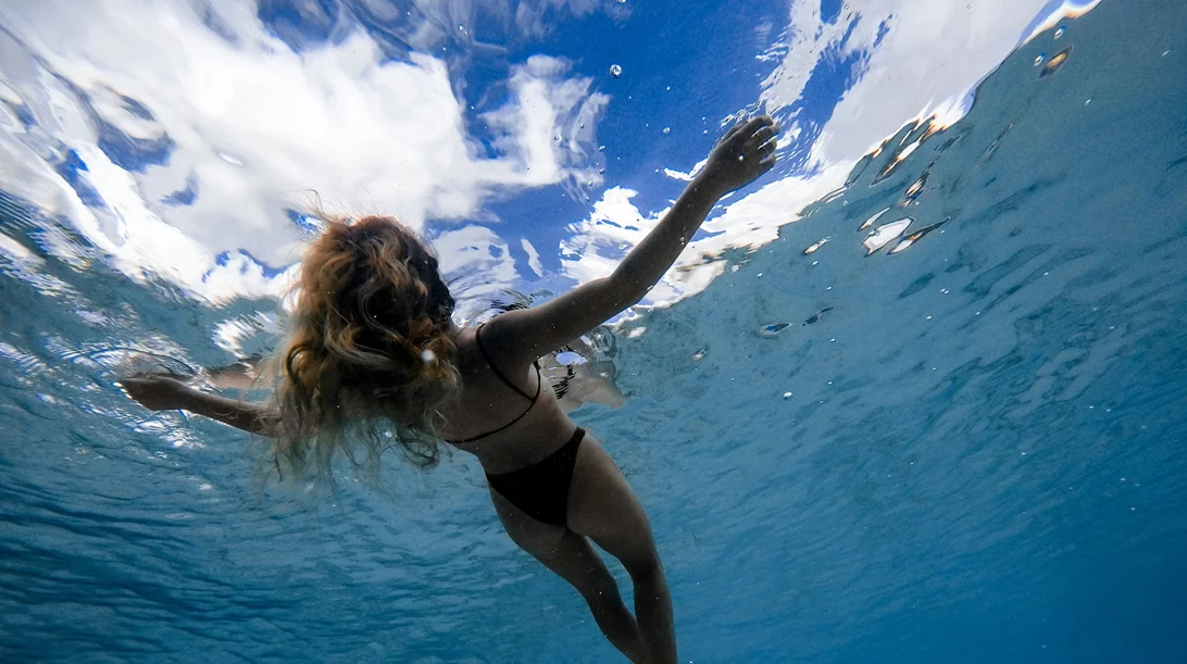 Πώς η θάλασσα κάνει καλό στο δέρμα, στο ανοσοποιητικό, στο αναπνευστικό, στο κυκλοφορικό, στη διάθεση