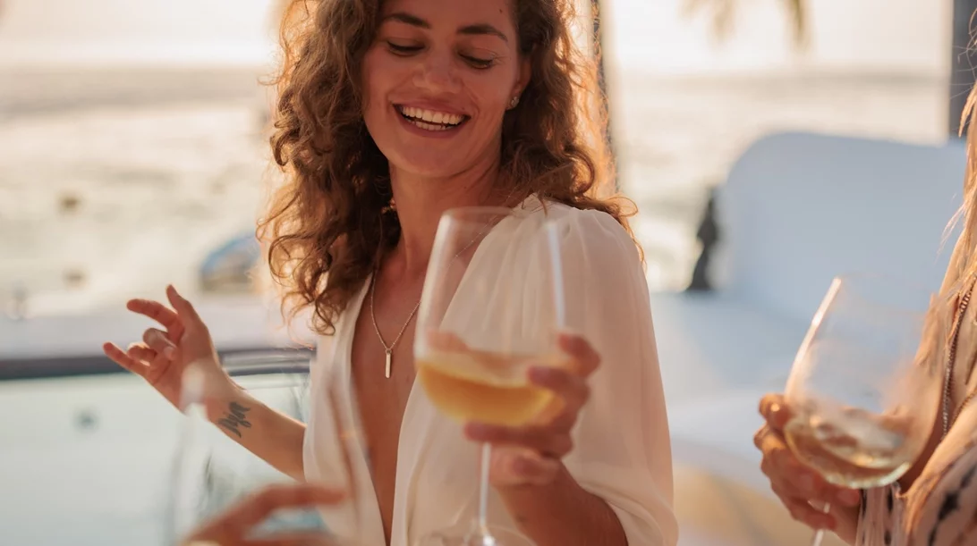 Ακόμη και 3 ποτά την εβδομάδα αυξάνουν τον κίνδυνο άνοιας – Τι δείχνει νέα μελέτη