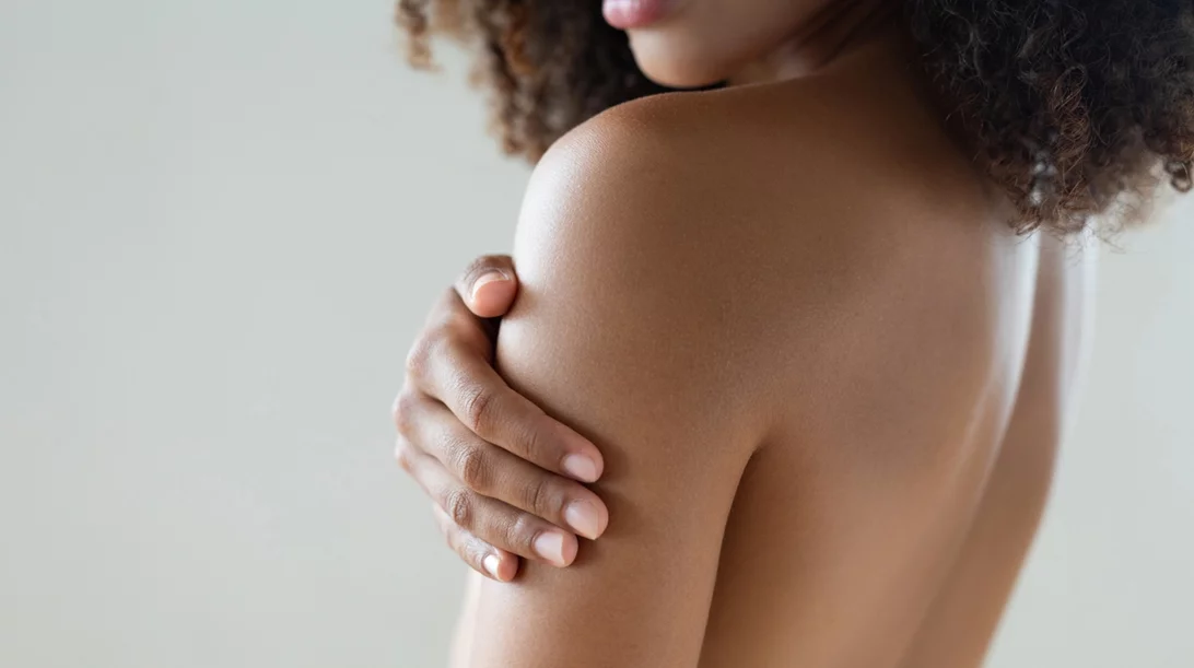 Τα καλύτερα body oils για πλήρη ενυδάτωση και λάμψη στο σώμα