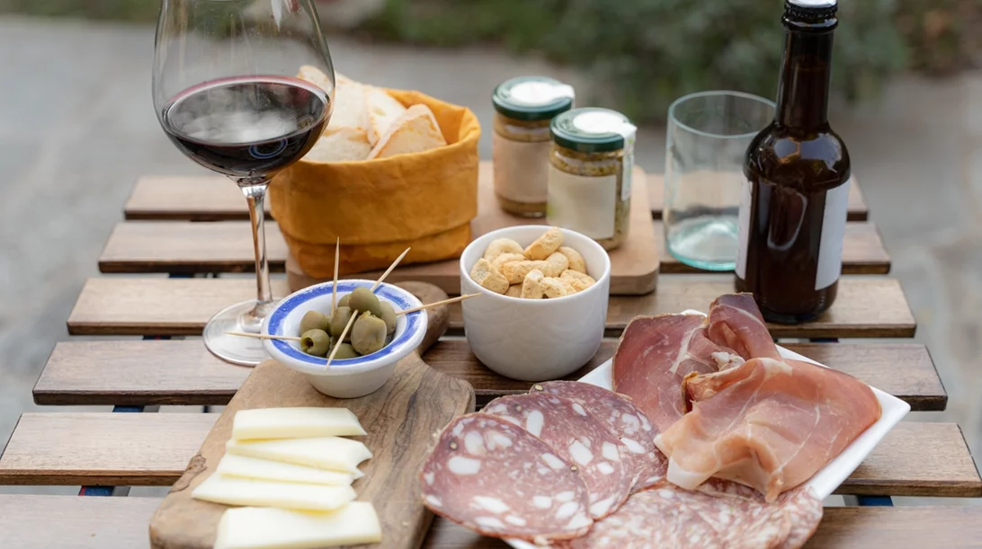 Aperitivo time: Πώς να απολαμβάνεις ποτό και σνακ χωρίς να χαλάς τη διατροφή σου