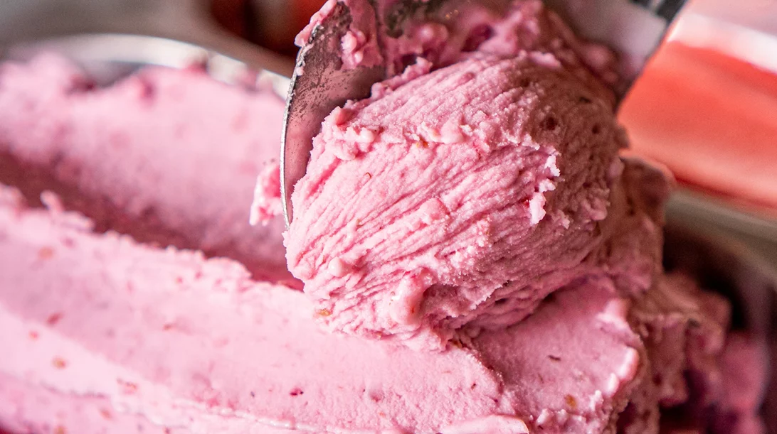 Παγωτό ή παγωμένο γιαούρτι: Ποιο έχει τις λιγότερες θερμίδες και ποιο είναι πιο υγιεινό;