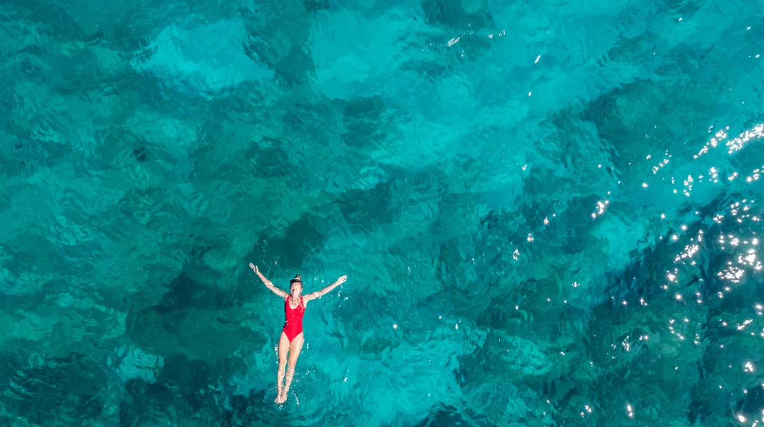 9 συμβουλές για ασφάλεια στη θάλασσα (επειδή μπορεί να μην βρεις μπροστά σου μια πλαστική μπάλα*)