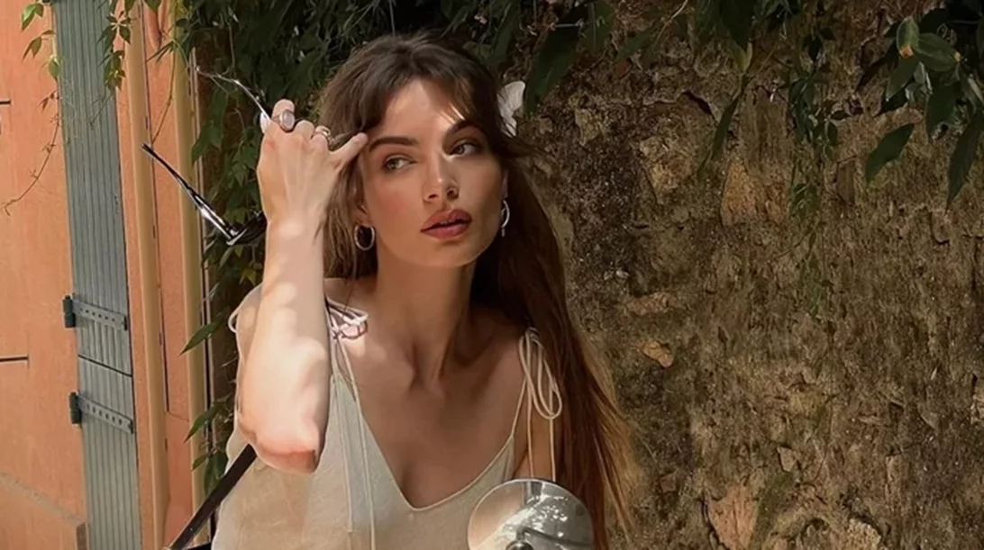 Η πιο αναπάντεχη τάση στα μαλλιά για τις γυναίκες άνω των 50 είναι και η πιο κολακευτική