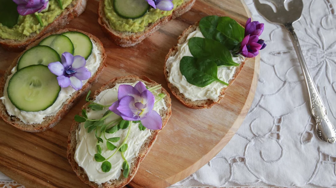 It's a vibe! H νέα σικ τάση που θα απογειώσει τη διατροφή σου είναι τα βρώσιμα λουλούδια