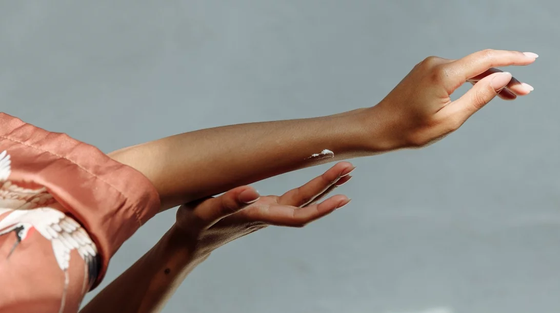 3 λόγοι για τους οποίους μπορεί να έχετε ξηρά χέρια