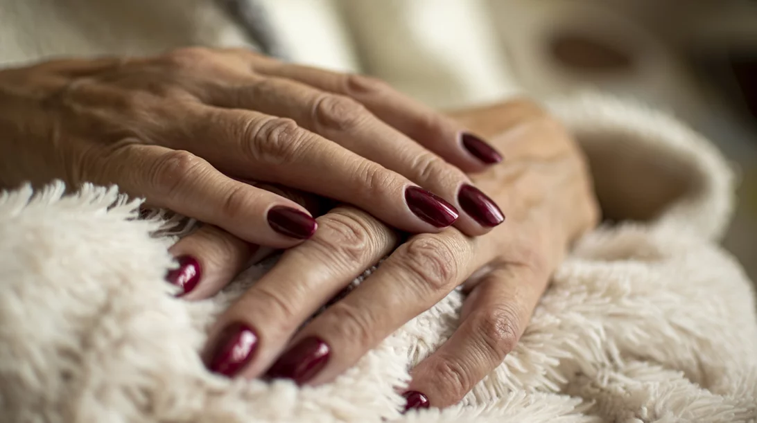 Italian Plum Nails: Αυτή είναι η απόχρωση που θα βλέπεις παντού στα μανικιούρ του χειμώνα