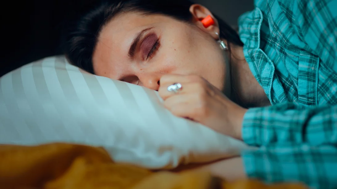 Σκουλαρίκια στον ύπνο; Γιατί πρέπει να τα βγάζεις πριν κοιμηθείς - Τι λένε οι δερματολόγοι