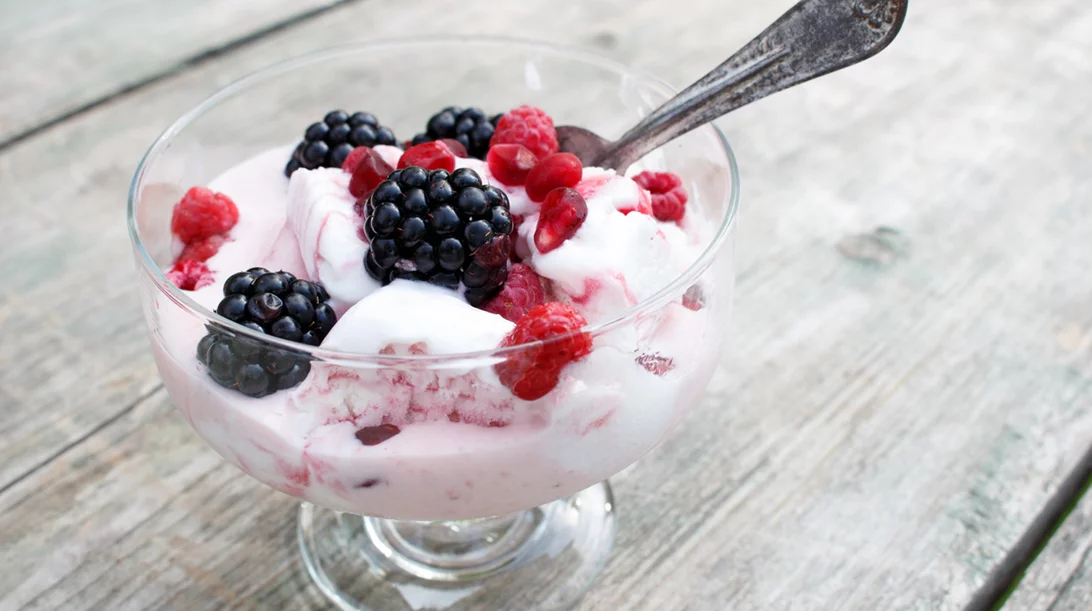 Γιαούρτι με φρούτα του δάσους: Πώς θα φτιάξεις την πιο υγιεινή εκδοχή του στο σπίτι, πανεύκολα