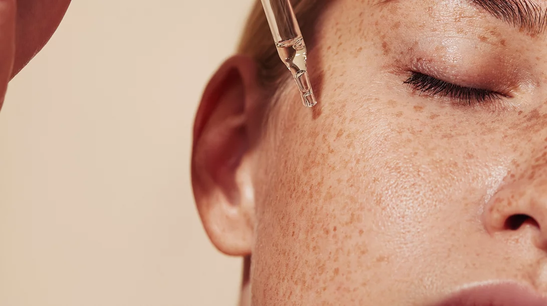 Ρετινόλη ή Τρετινοΐνη; Το απόλυτο δίλημμα της αντιγήρανσης – και τι πρέπει να διαλέξεις