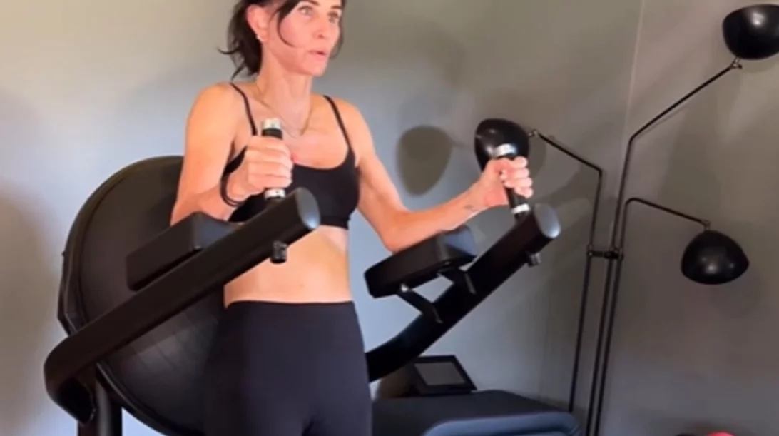 Courteney Cox: Πώς διατηρεί το άψογο κορμί της στα 60;