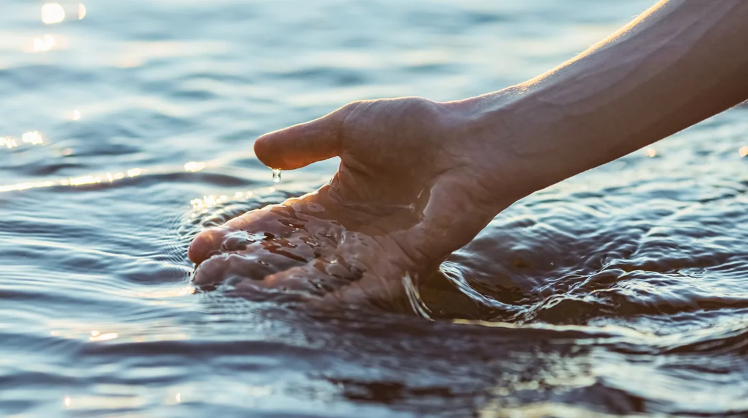 Η ευεξία ξεκινά από το καθαρό νερό – Γιατί η ενυδάτωση είναι το πρώτο βήμα για υγιές σώμα και πνεύμα