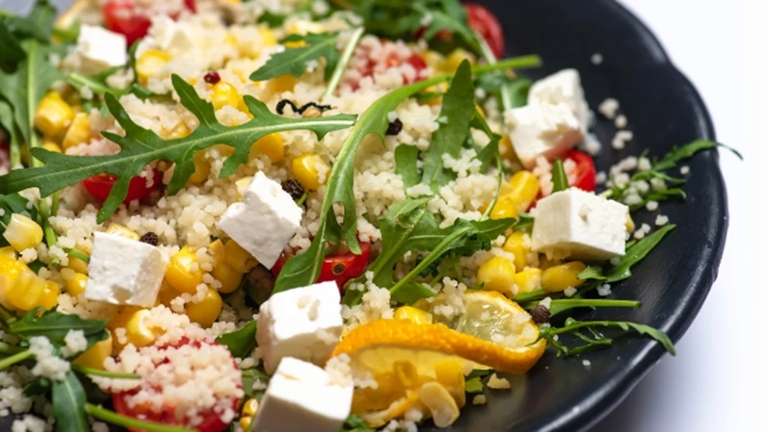 Χριστουγεννιάτικη σαλάτα με πορτοκάλι, κους κους και φουντούκια για το εορταστικό τραπέζι