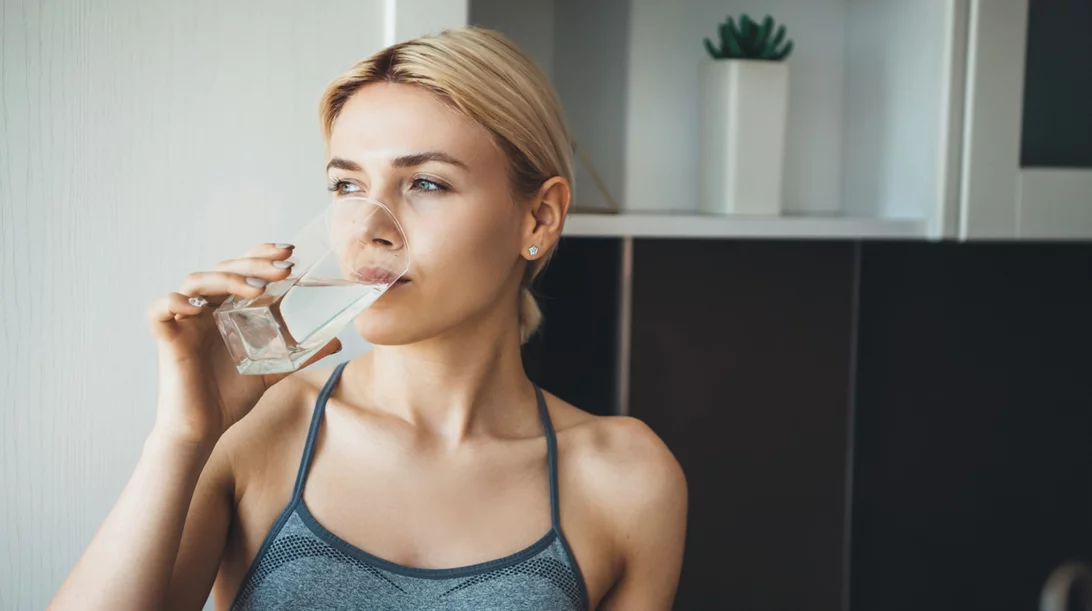 Τι μπορεί να συμβεί στο δέρμα σου εάν πίνεις ζεστό νερό κάθε μέρα