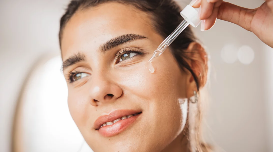 Δέρμα σαν πορσελάνη: 4 κρέμες προσώπου για το πιο glow εφέ