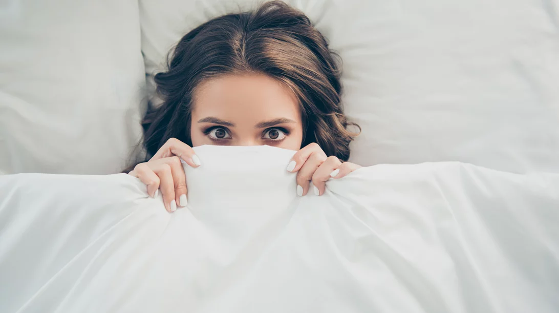 Δυσκολεύεσαι να κλείσεις μάτι; 4 μάντρας που ενδέχεται να σε βοηθήσουν να κοιμηθείς