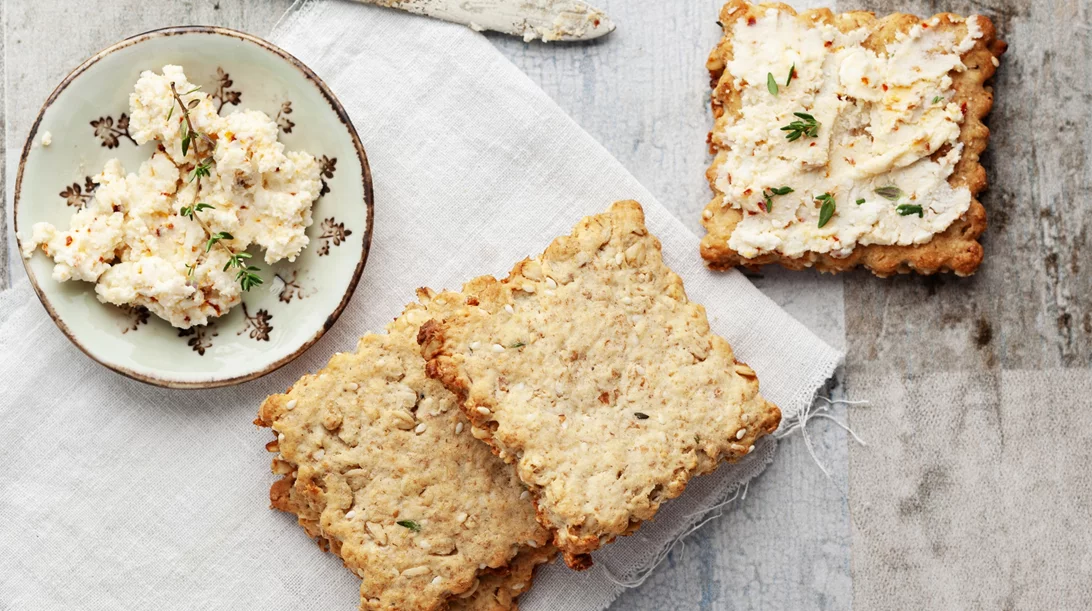 Συνταγή για μεσογειακά κράκερς με ντομάτα και βρώμη στο air fryer