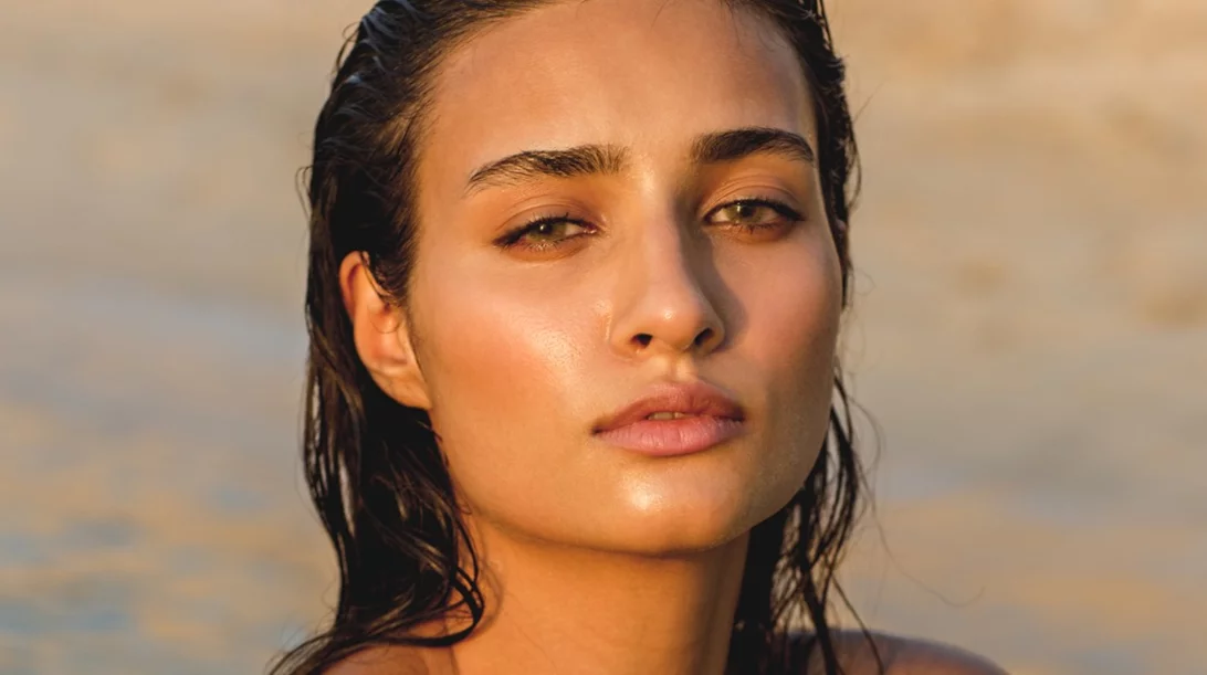 Ηλιοκαμένη λάμψη στο πρόσωπο: Πώς θα τη διατηρήσεις μετά τις διακοπές;