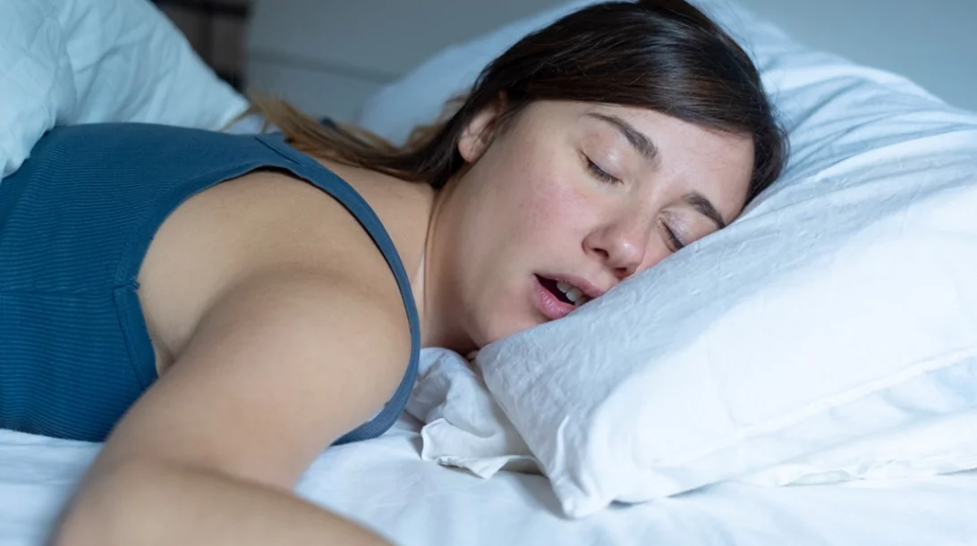 Ροχαλητό στοπ! Η ΩΡΛ μας λέει πως θα περιορίσουμε το ροχαλητό και την υπνική άπνοια