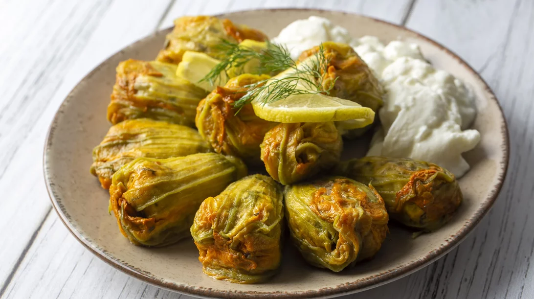 Γεμιστοί κολοκυθοκορφάδες με ρύζι: Μια απλή, νόστιμη και απόλυτα ελληνική συνταγή