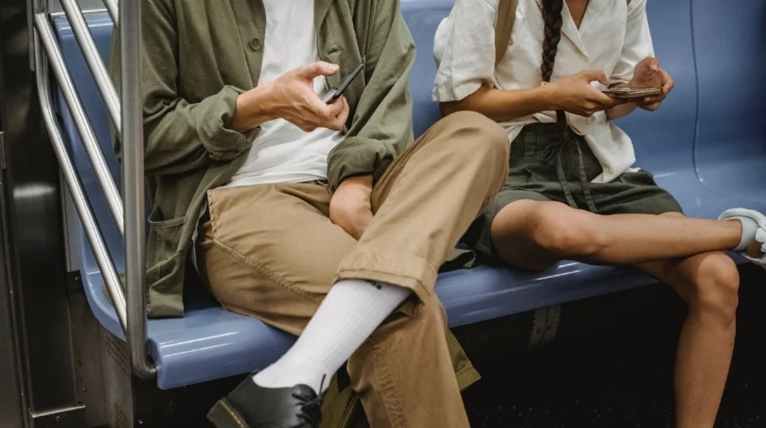 Καμία έκπληξη: (Και) τα κινητά φταίνε που τα σύγχρονα ζευγάρια χωρίζουν