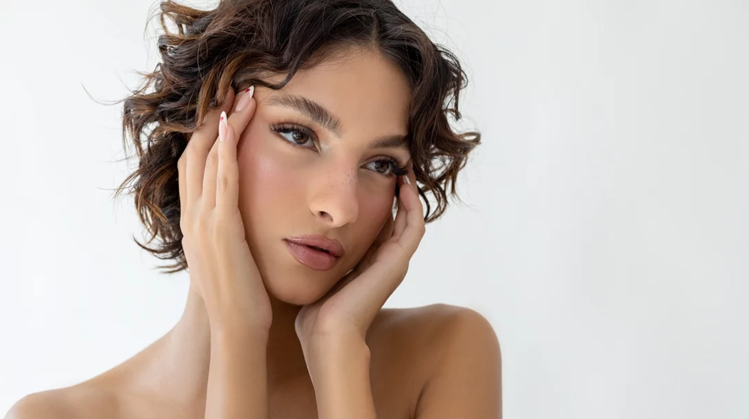 Πώς να κάνεις τα μάτια σου να φαίνονται μεγαλύτερα με eyeliner (βήμα-βήμα)