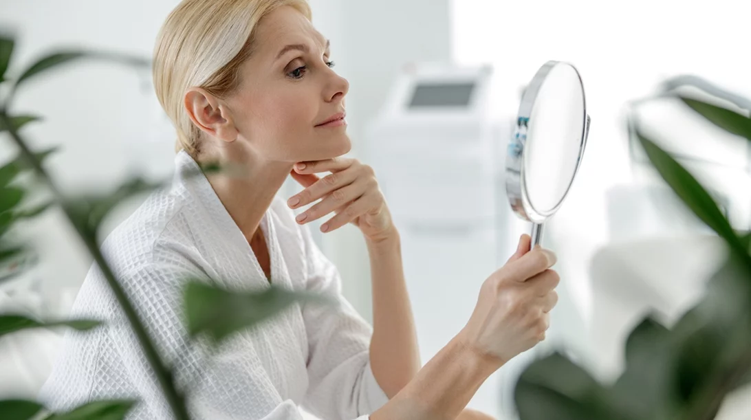 6 τρόποι που τα επίπεδα οιστρογόνων επηρεάζουν το δέρμα σου - και τι να κάνεις