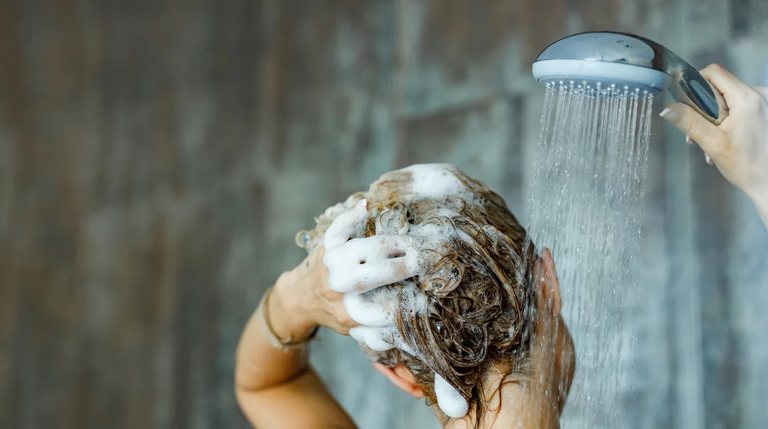 Τα λάθη που κάνουμε στο μπάνιο και καταστρέφουμε δέρμα και μαλλιά