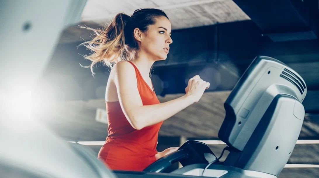 Διάδρομος: Ποιο είδος περπατήματος καίει περισσότερες θερμίδες - Και γιατί;